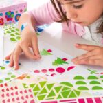 APLI Kids 702 - Boîte de 14000 gommettes triangulaires dimensions et couleurs assorties, 200 feuilles, dimensions 10 x 8 x 8 mm, 23 x 17 x 17 mm et 33 x 23 x 23 mm. Couleurs : jaune, bleu, rouge et